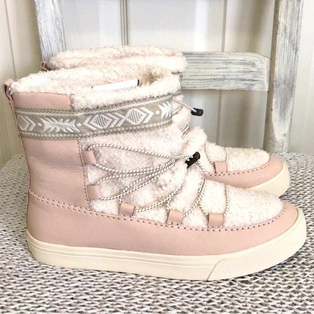 NWT Toms Alpine Boots in Dark Blush